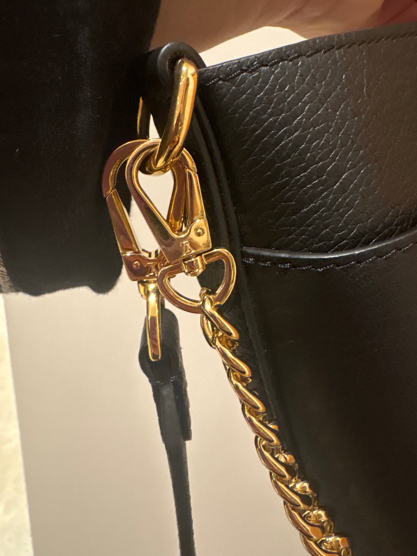 Lock and walk Lock me- Louis Vuitton