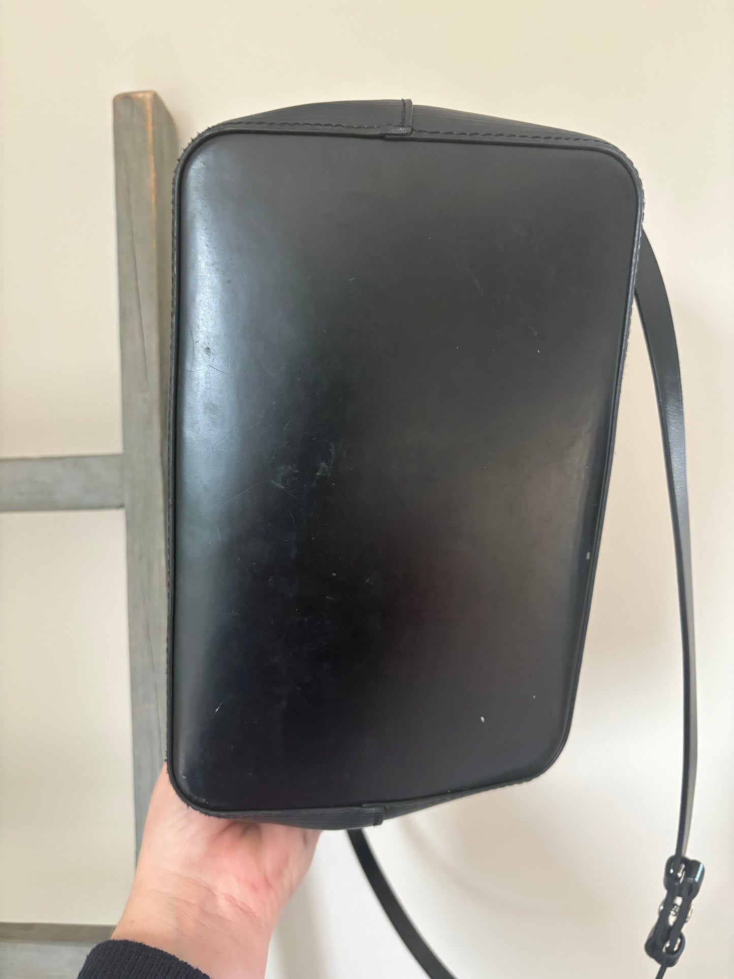 Louis Vuitton NeoNoe MM – Black Epi Leather