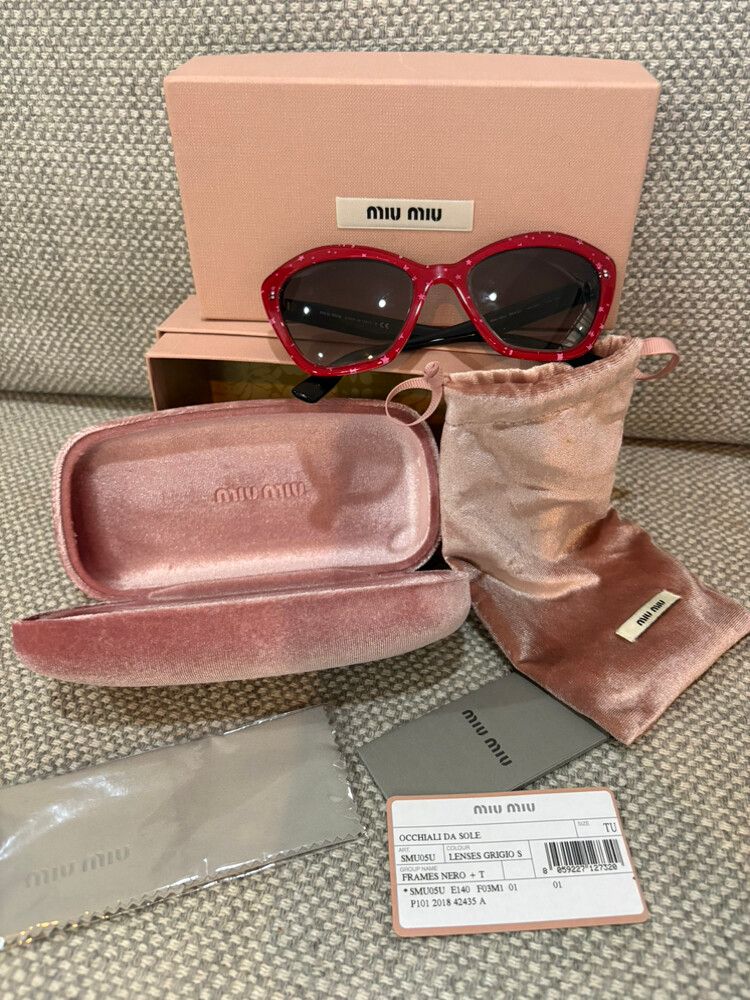 ?? Miu Miu Red Star Cat-Eye Sunglasses – SMU05U