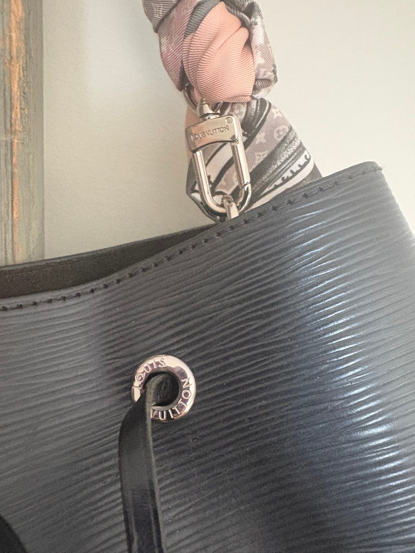 Louis Vuitton NeoNoe MM – Black Epi Leather