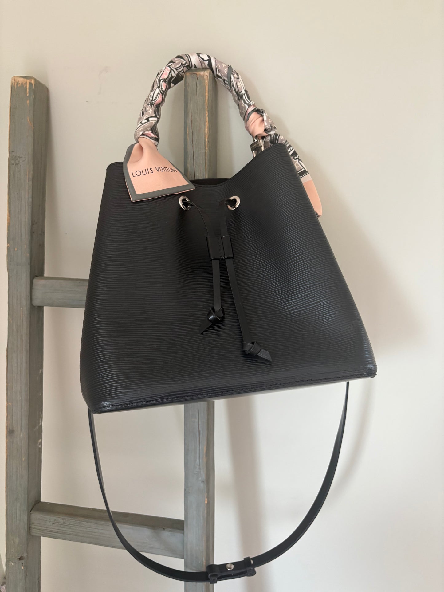 Louis Vuitton NeoNoe MM – Black Epi Leather