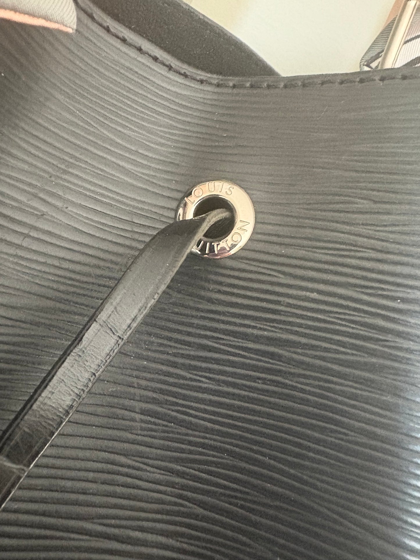 Louis Vuitton NeoNoe MM – Black Epi Leather