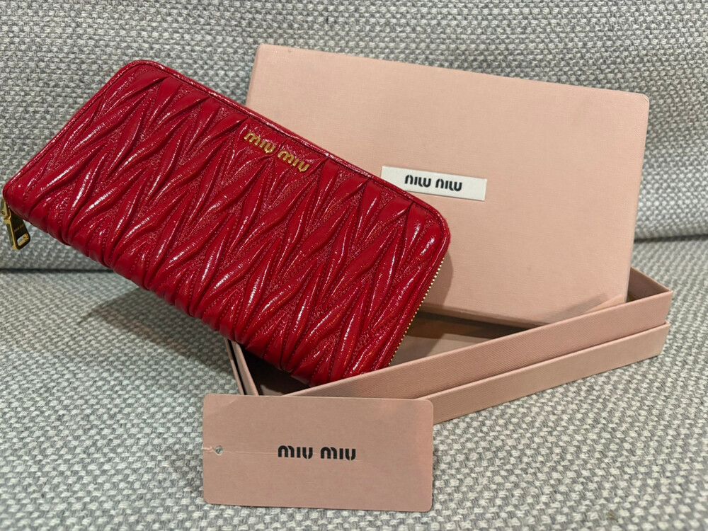 ?? Miu Miu Matelassé Zip-Around Wallet – Red Patent Leather